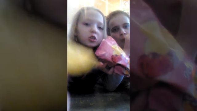 Едим новые чипсы"Lays" смотреть онлайн