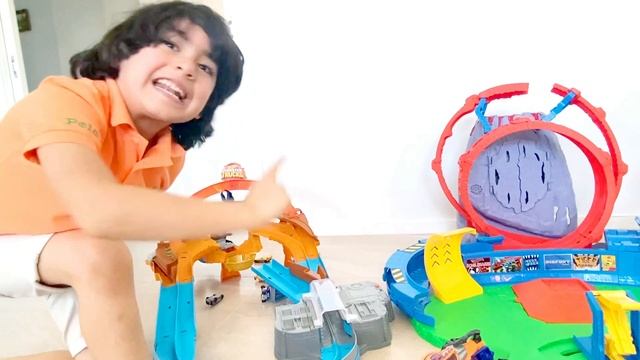 JERRY Plays With Hot Wheels Monster Trucks-T-REX Volcano Arena, Scorpion Sting Raceway& Tiger Shark смотреть онлайн