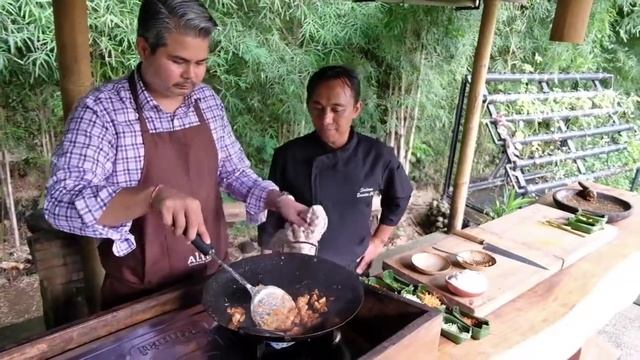 How to make Nasi Goreng (Indonesian Fried Rice) смотреть онлайн