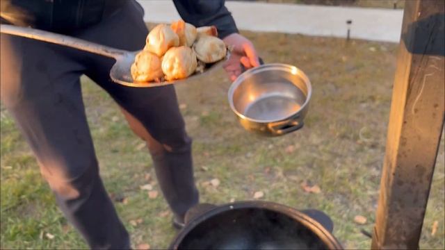 ЗДРАВЫЕ ПЕЛЬМЕНИ В КАЗАНЕ НА КОСТРЕ - МУЖСКОЙ УЖИН смотреть онлайн