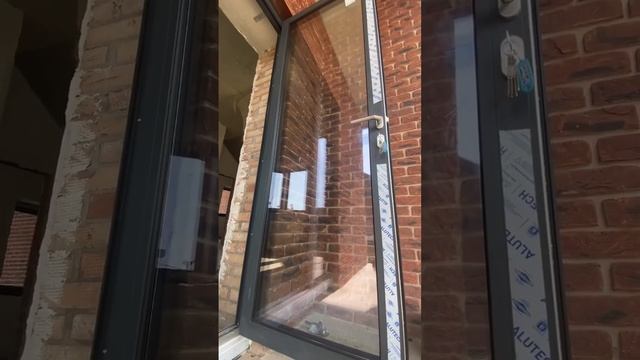 УСТАНОВИЛИ АЛЮМИНИЕВУЮ ДВЕРЬ смотреть онлайн