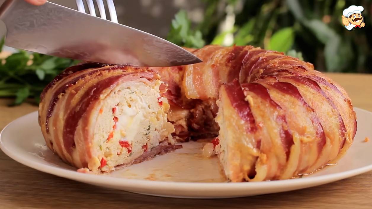 Мясной рулет «Рождественский венок». Гости будут удивлены! Готовить его очень просто и быстро смотреть онлайн