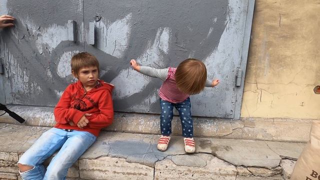 смешно говорит во дворе смотреть онлайн