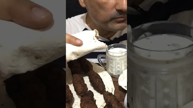 Eating Azerbaijani Lüle Kebab with Lavash | Eating Sounds | ASMR | Eating Show | #shorts смотреть онлайн