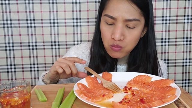 กินปลาแซลมอนสด กับ น้ำจิ้มซีฟู้ดรสเด็ด กินขึ้นฉ่ายฝรั่งกรอบๆ/กินโชว์ /ชีวิตในอเมริกา/ смотреть онлайн