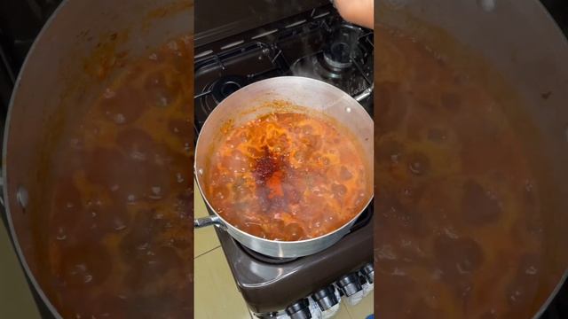 Matoke (green bananas) with goat meat 😋 смотреть онлайн