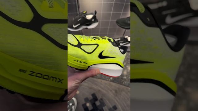 Спортивная модель Nike Vomero 17 смотреть онлайн