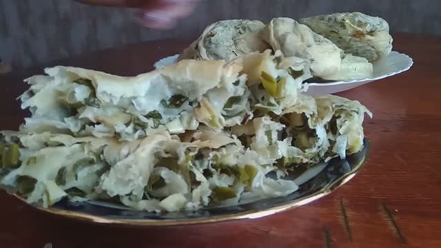 Пучок зеленого лука немного муки и растительного масла. Оладьи смотреть онлайн