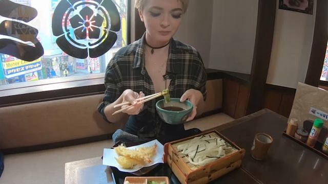 Eating in Shinjuku, Tokyo | UDON noodles, restaurant | SANGOKUICHI смотреть онлайн