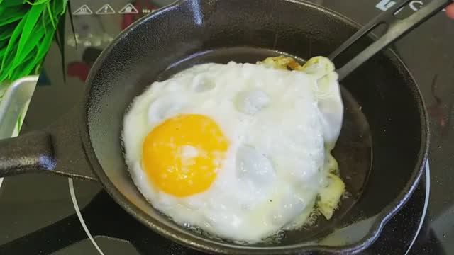 Как подготовить новую чугунную сковородку к работе: яичница отлетает смотреть онлайн