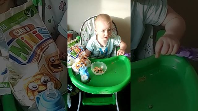 Мироша променял мамину сисю на Cini Minis смотреть онлайн