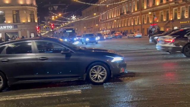 Экстремальный Стрит Стайл! Я возмущена! Доставщики еды - опасность для прохожих Снегурочки в белом смотреть онлайн