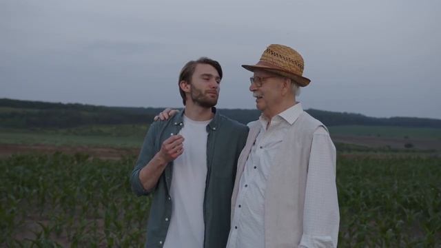 Грабители хотели поглумиться над женой фермера. Но они не знали, что она не одна! смотреть онлайн