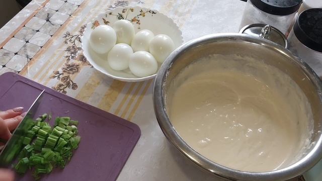Очень ленивые пирожки с луком и яйцом за 15 минут 🤭или просто оладушки. #ленивыепирожки# оладьи# смотреть онлайн