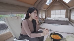 Кемпинг во время сильного дождя с воздушной палаткой