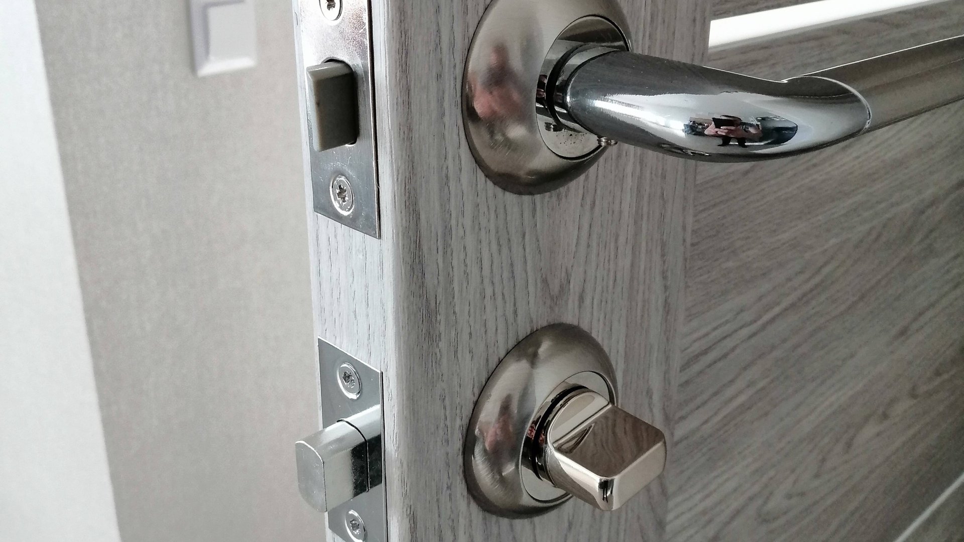 Установка замка (завертка) межкомнатной двери СВОИМИ РУКАМИ смотреть онлайн