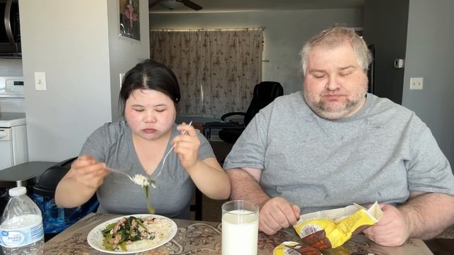 Eat fried vegetables and burgers / noj zaub kib thiab burger 4/9/2024 смотреть онлайн