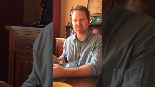 Crumbled nacho chips, sriracha sauce and raw garlic = Sweat it out. смотреть онлайн