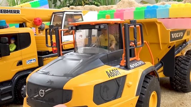 Грузовики, игрушечные экскаваторы, полицейские машины играют с забавными игрушечными динозаврами смотреть онлайн