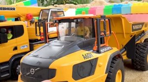 Грузовики, игрушечные экскаваторы, полицейские машины играют с забавными игрушечными динозаврами