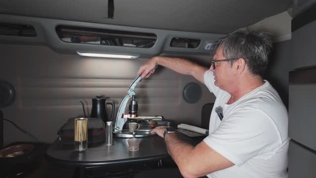 Первый день работы дальнобойщиком в Канаде! смотреть онлайн