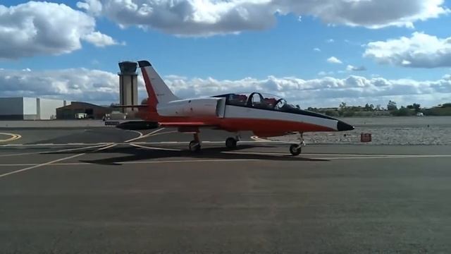 AERO L-39 Albatros Trainer Jet - Startup Taxi Takeoff - Scottsdale Airport Airshow смотреть онлайн