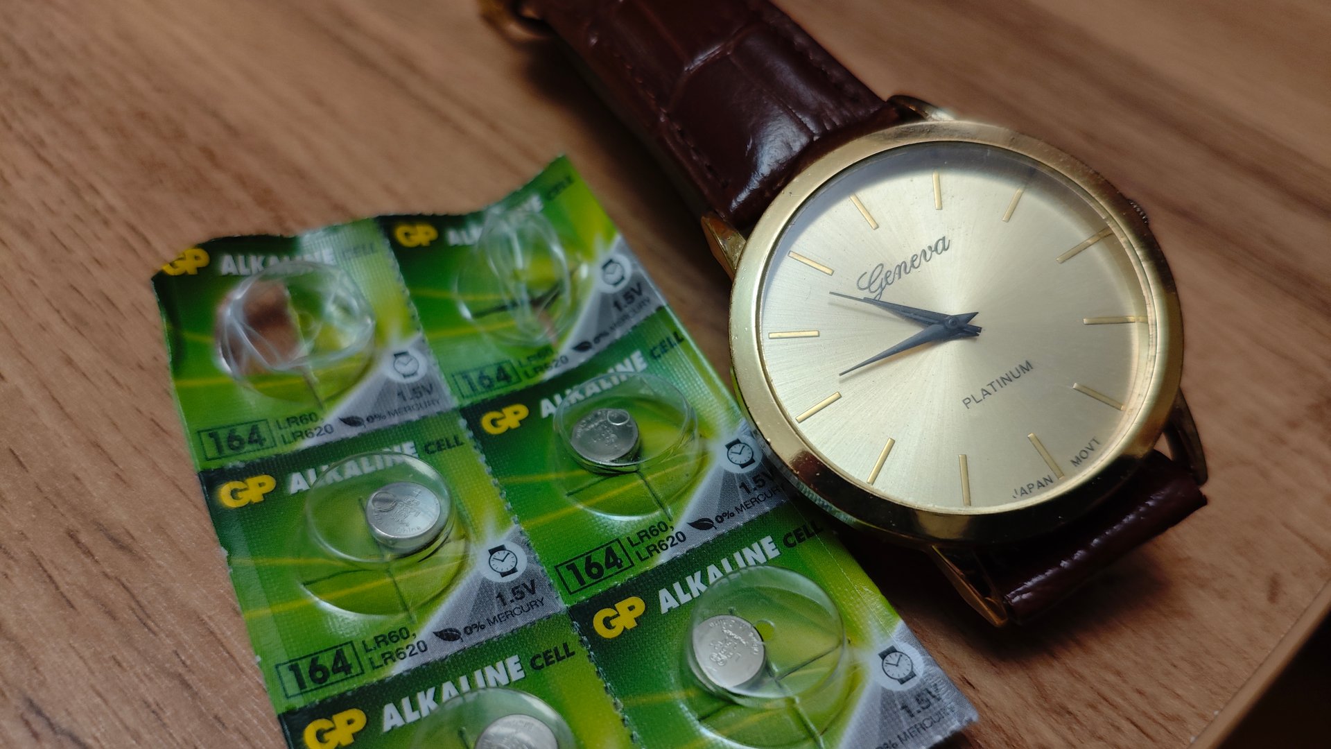 Как заменить батарейку в наручных часах смотреть онлайн