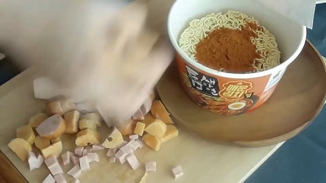 Spicy Kimchi Cup Ramen with Meat Toppings! Not Healthy but so Good! смотреть онлайн