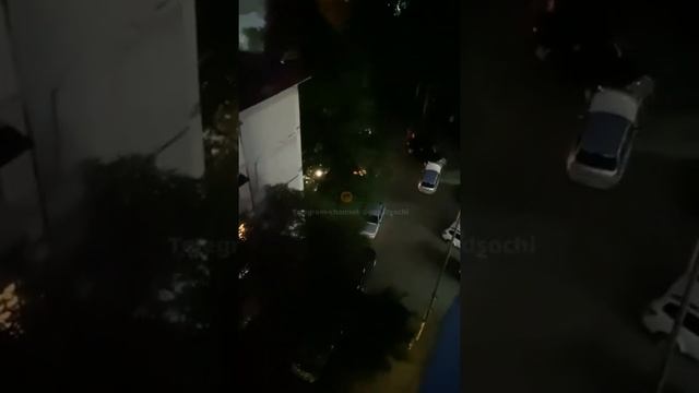В Сочи вышедшая из берегов река топит улицы смотреть онлайн