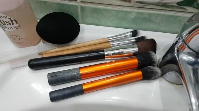 AFFORDABLE MAKEUP BRUSH CLEANER | DAISO смотреть онлайн
