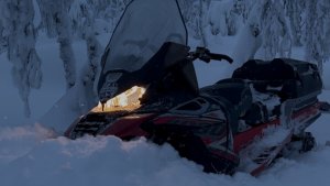 Снегоход Аодес snowmobile Aodes в глубоком снегу троплю дорогу
