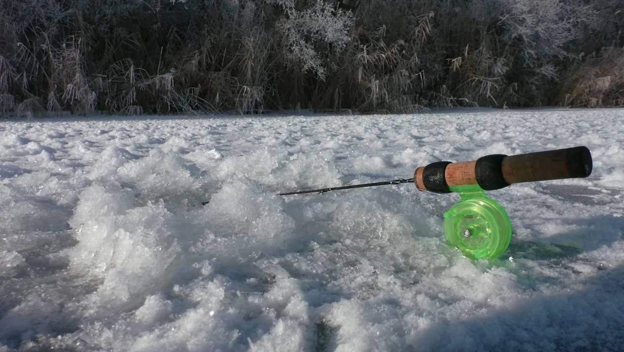 Эта блесна ловит и мирную рыбу. Зимняя рыбалка смотреть онлайн
