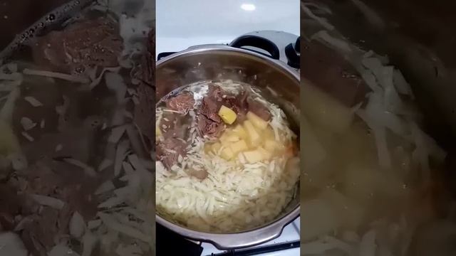 Готовим самый вкусный БОРЩ# на планете🤪 #обед #sorts #рецепт #топ смотреть онлайн