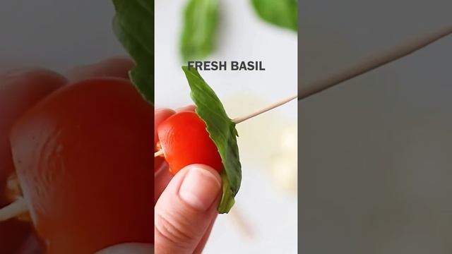 Caprese Bites - Crazy easy, low-carb party appetizer! #Shorts смотреть онлайн