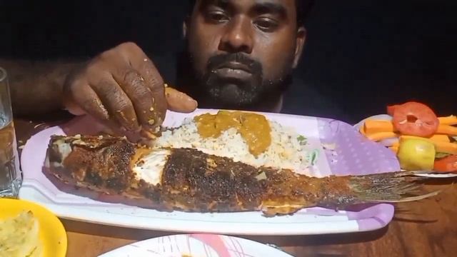 ASMR EATING SPICY WHOLE FISH CURRY WHITE RICE SAMBAR MASALA OMLET смотреть онлайн