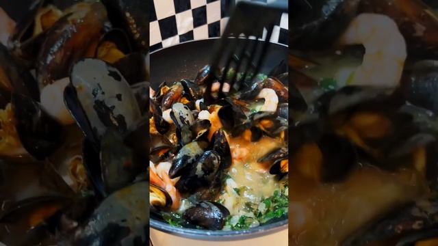 Суп из Мидий и Креветок #food #subscribe #еда #video #shortvideo #shorts #short смотреть онлайн