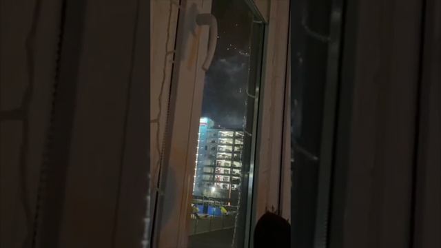 Поздравляю с Рождеством. Салют в окне. смотреть онлайн