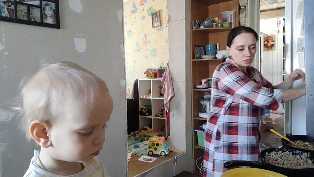 Отмечаем праздник. Готовим заливной пирог с капустой и фаршем. смотреть онлайн