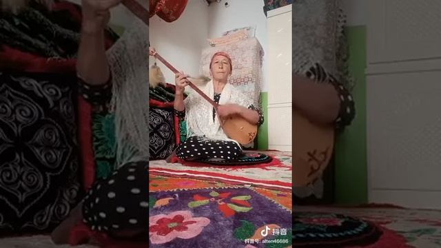 Ауылдағы әнші әйел 2021.08 КХР ШҰАР қазақтары, Kazakh woman singing with dombra смотреть онлайн
