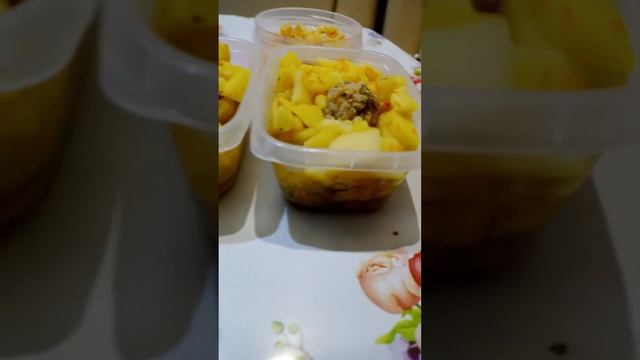 Обед мужу на работу. Картофель с фрикадельками и салатик. смотреть онлайн