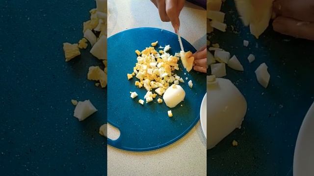 Салат с ананасом за 60 секунд. #shorts #салат #рецепты #вкусныйрецепт #asmr смотреть онлайн