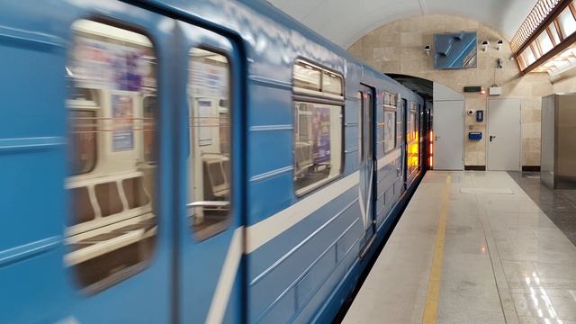 Прибытие метропоезда на станцию Горный Институт, Санкт-Петербург
