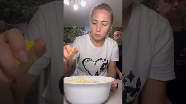 Проверяем салат от подписчицы. Необычное сочетание продуктов 😳#салат #мамаготовит смотреть онлайн