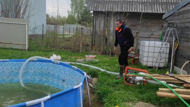 Выкпчиваем помпой бассейн. Делаем полив теплице смотреть онлайн