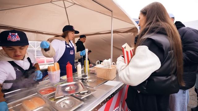 OTWORZYŁEM SWOJĄ BUDKĘ Z HOT-DOGAMI! смотреть онлайн