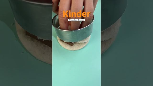 Indulge in a sweet and gooey treat with our Kinder Chocolate Toastie recipe 🍫🍞 #dessertlovers смотреть онлайн