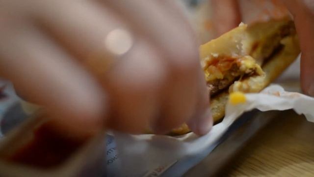 eating a fast food hamburger potato tomato смотреть онлайн