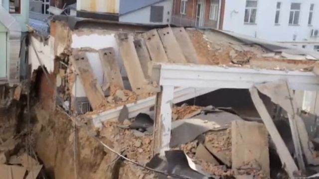 Обвал стены здания в центре Винницы, трое пострадали смотреть онлайн