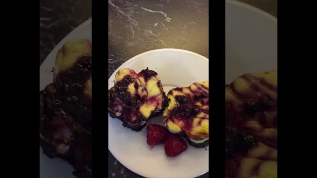 Brownie-Cheesecake with Raspberries #shorts смотреть онлайн