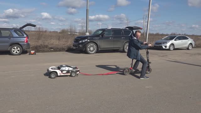 Самокат против машинки на радиоуправлении смотреть онлайн